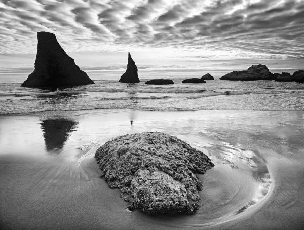 USA, Oregon, Bandon Beach Sunset on sea stacks